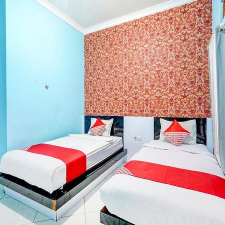 Oyo 3710 Izzi Hotel Lamongan Экстерьер фото